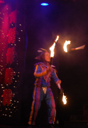 Cracheurs de feu, séminaires, fête de villages